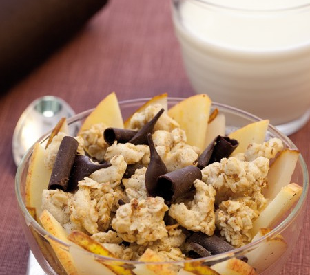 Pépites de muesli croustillantes et salade de pomme et poire