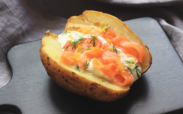 Pommes de terre au four, saumon fumé, crème, citron et aneth