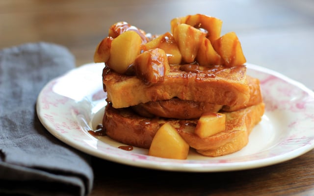 Brioche perdue aux pommes et sauce caramel au beurre salé à la plancha