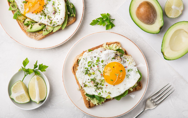 Tartine complète aux pousses d'épinard, avocat et œuf au plat