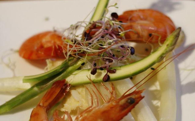 Méli-mélo d'asperges, crabe et crevettes, vinaigre au jus de mandarine