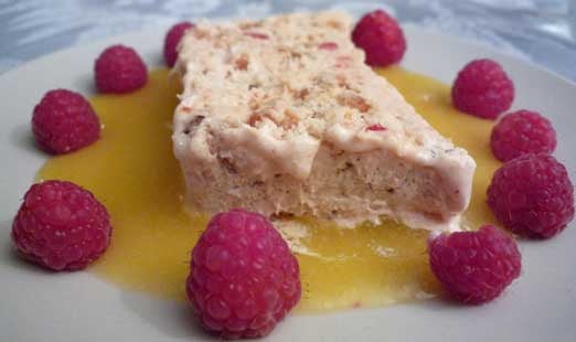 Nougat glacé et coulis d'abricot