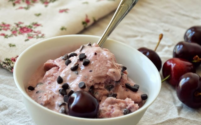 Frozen yogurt à la cerise et aux pépites de chocolat