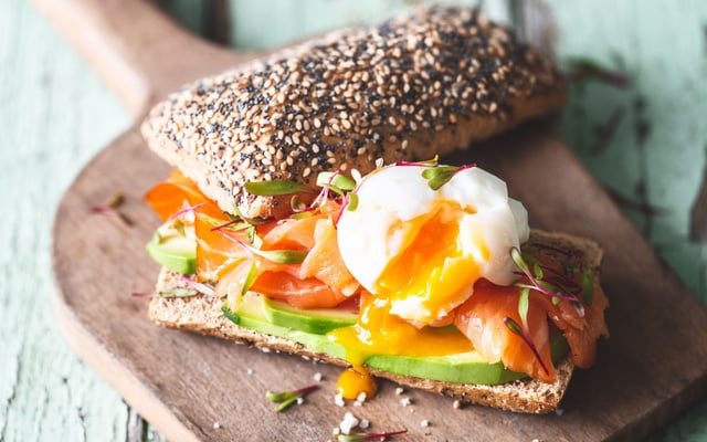 Tartines d'avocat, saumon fumé et oeufs pochés
