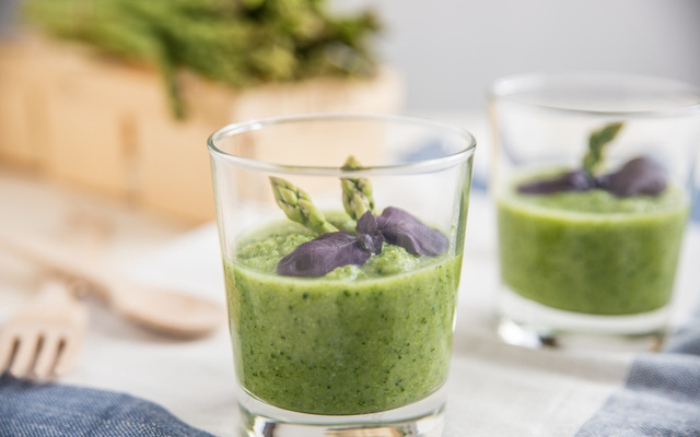 Gaspacho avec des asperges vertes