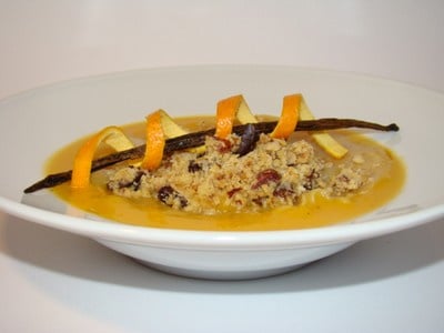 Raviole de saumon à la vanille, velouté de patate douce à l'orange, émietté de crumble noisettes grué de cacao