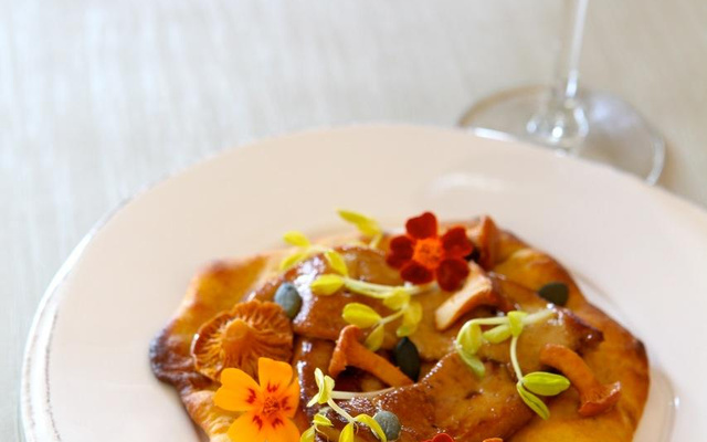 Saint-Jacques rôties, pétales d'artichauts, champignons des bois  et corzetti à la crème de coques