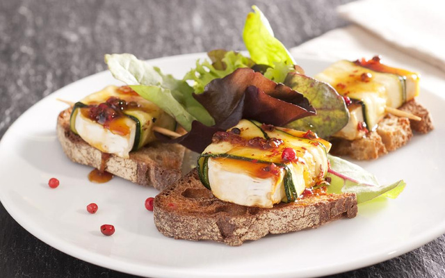 Tendre bûche Chavroux rôtie aux baies roses, mesclun et caramel