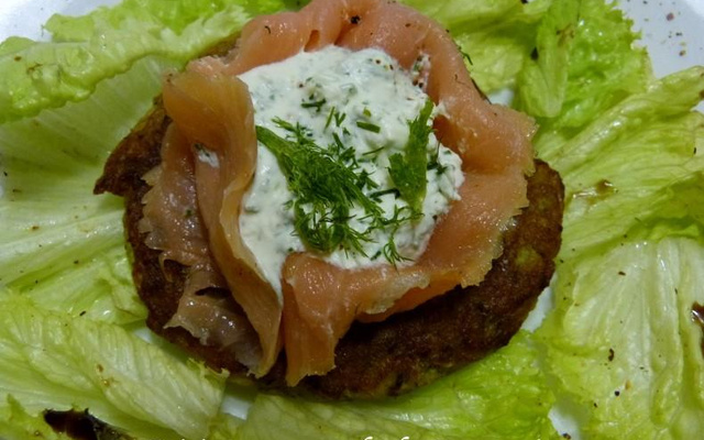 Blinis de courgettes, saumon fumé et sauce au St Môret à l'aneth