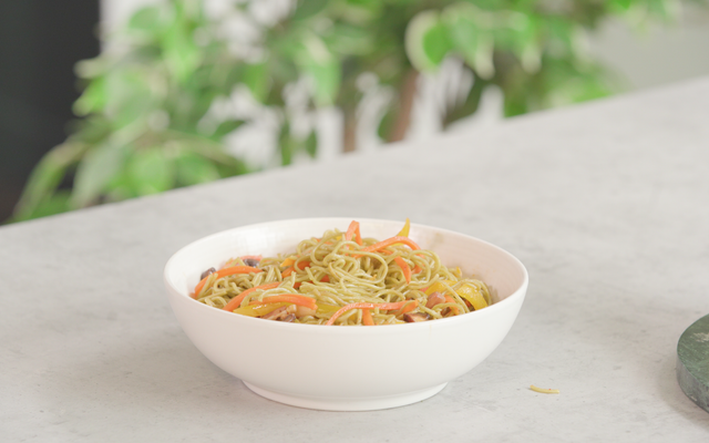 Nouilles aux algues sautées et aux légumes