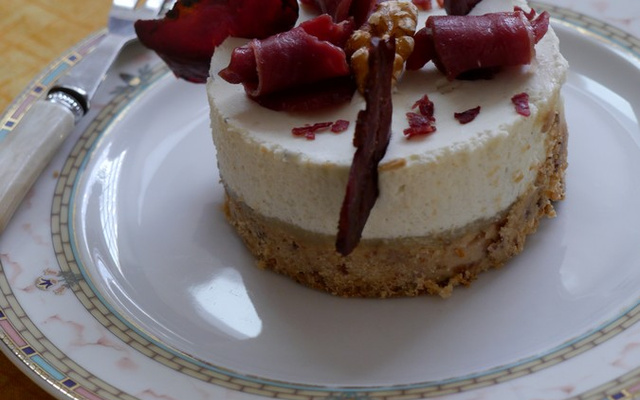 Bavarois noix, gelée de poire, mousse de roquefort, magret en 2 textures