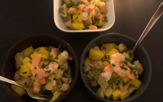Salade de crevettes, mangue, avocat et noix de coco