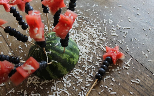 Brochettes de fruits pastèque et myrtilles