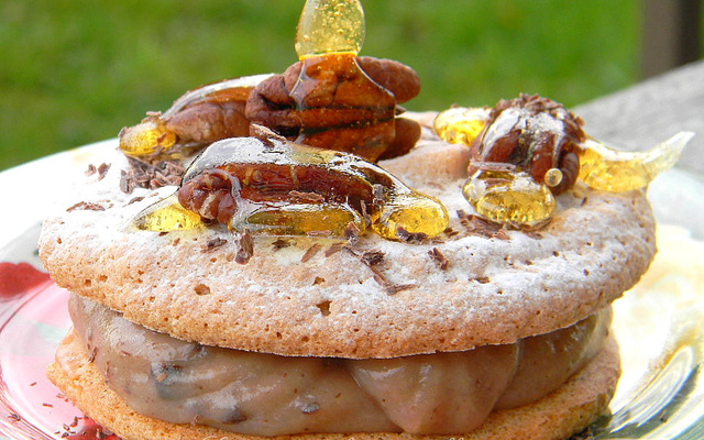 Gros macarons à la crème de marron, noix de pécan et éclats de chocolat