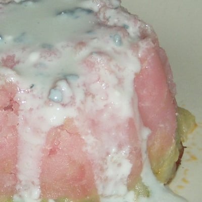 Ecrasé de pommes de terre rose sur un lit de courgette et chorizo