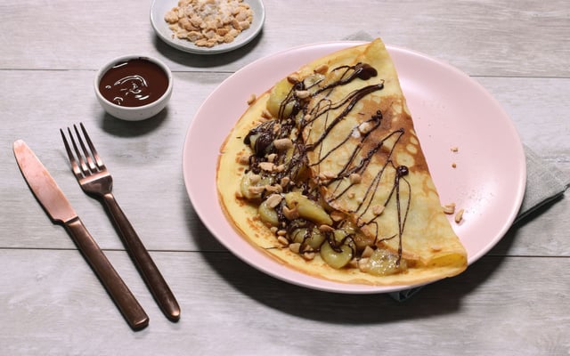 Crêpes à la banane flambée, cacahuètes et chocolat