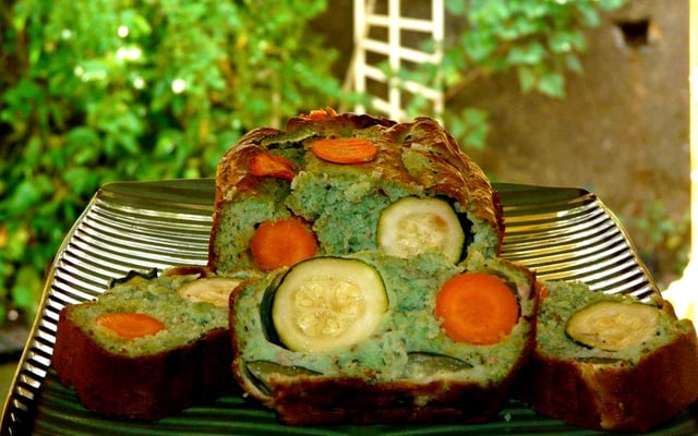 Cake au pesto, thon et légumes