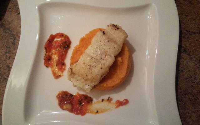 Pavé de loup sur purée de pommes de terre douces et confit de Tomates au basilic sucré