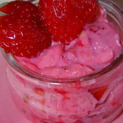 Riz au lait aux fraises et aux pralines roses