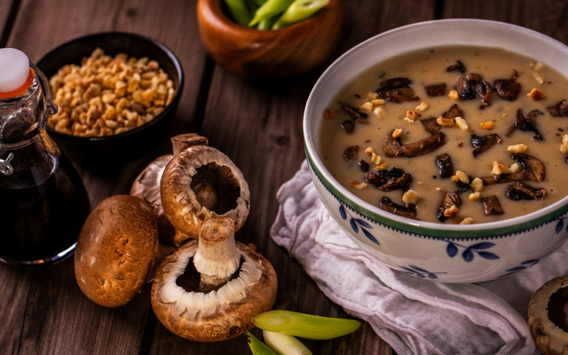 Velouté de cèpes aux noisettes, chips de speck