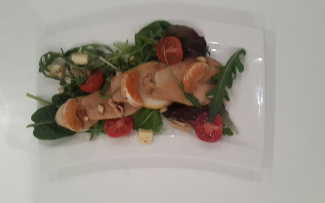 Salade de pastèque, melon, huile et olives de Nice AOP, roquettes à feuille d'olivier