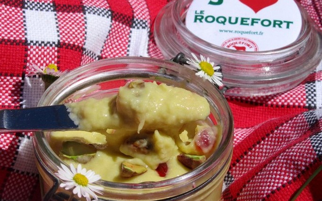 Pâte à tartiner au roquefort et Laguiole, cranberries, pistaches