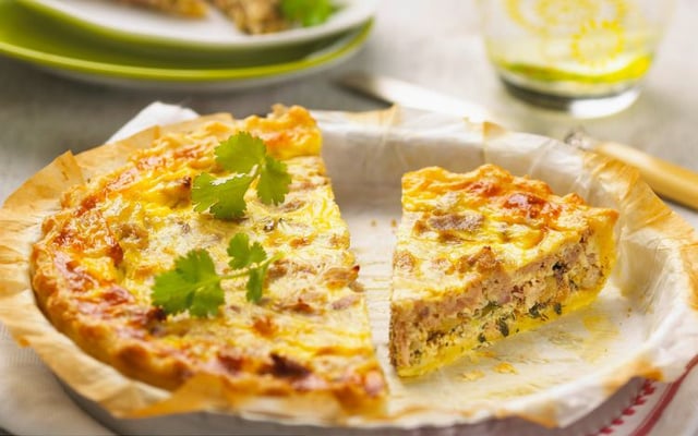 Quiche aux herbes fraiches, saumon et moutarde