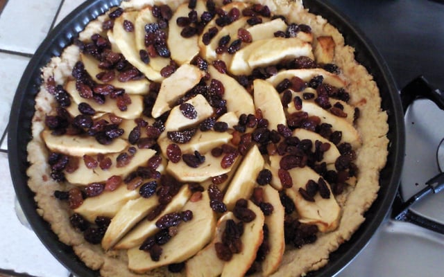 Tarte pomme-amande-raisins secs
