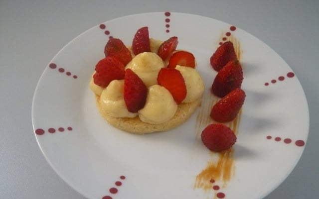 Sablé breton, crème pâtissière vanillée et ses fraises
