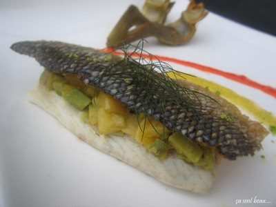 Millefeuille de bar, mangue et avocat, son beurre rhum-vanille et poudre de kumbawa