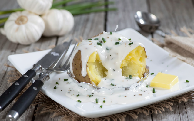 Pommes de terre au four à la crème de ciboulette