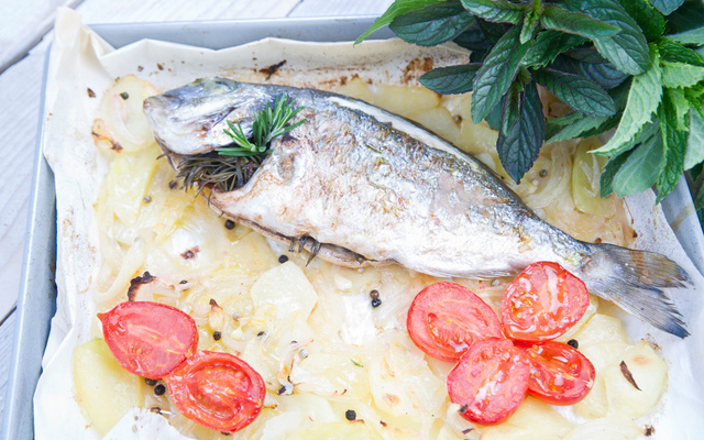 Dorade au four sur lit de pommes de terre