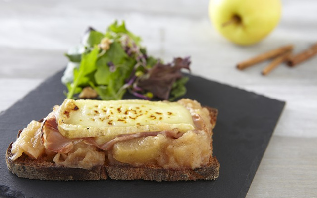 Croque campagne à la pomme, jambon de parme et Saint Nectaire
