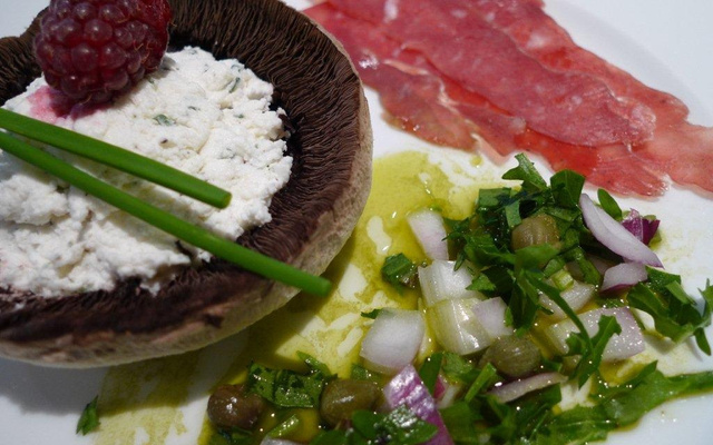 Portobelllos farcis au chèvre, vinaigrette au thé matcha.