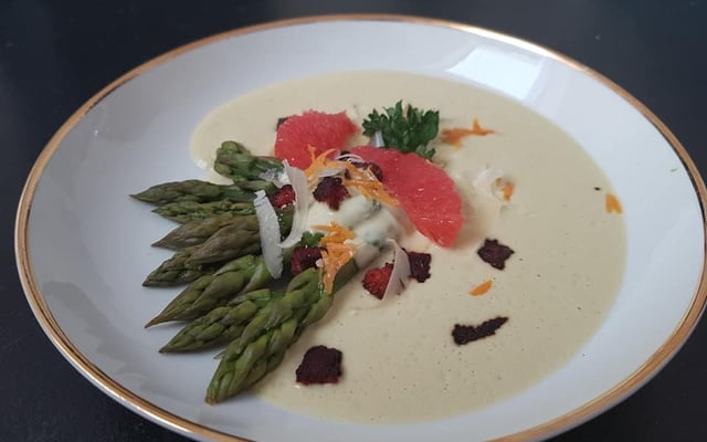 Cappuccino d'asperges au chorizo et parmesan