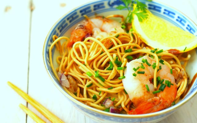 Bouillon asiatique de nouilles chinoises aux crevettes