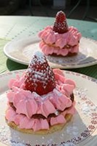 Millefeuille aux fraises et sa chantilly rose