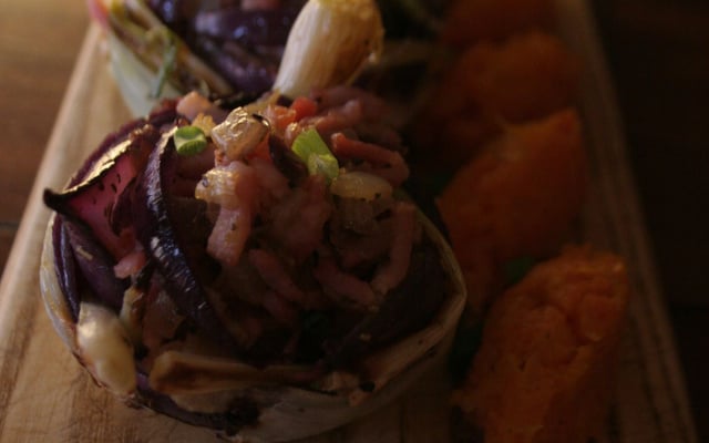 Fondant aux 3 oignons & allumettes de lardons caramelisées