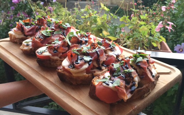 Tartine à l'italienne mozza jambon fumé