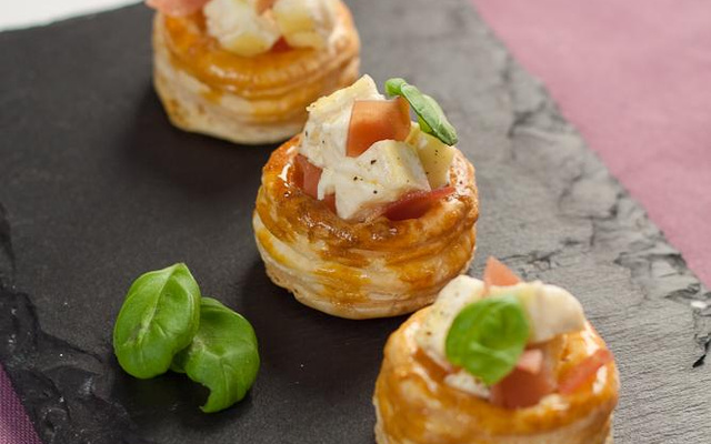 Mini vols au vent de Caprice des Dieux mariné, jambon cru et basilic