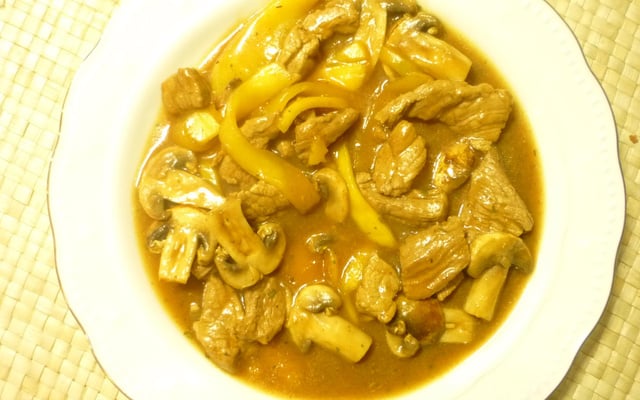 Bœuf sauté aux mangues et aux poivrons