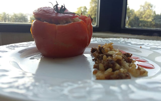 Tomates farcies au veau, jambon et riz