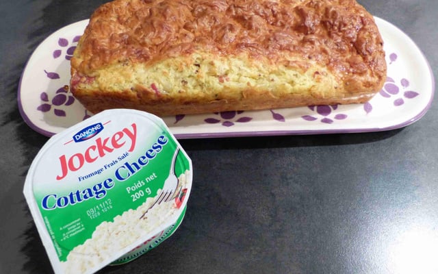 Cake moelleux au Cottage Cheese, oignons, moutarde et jambon
