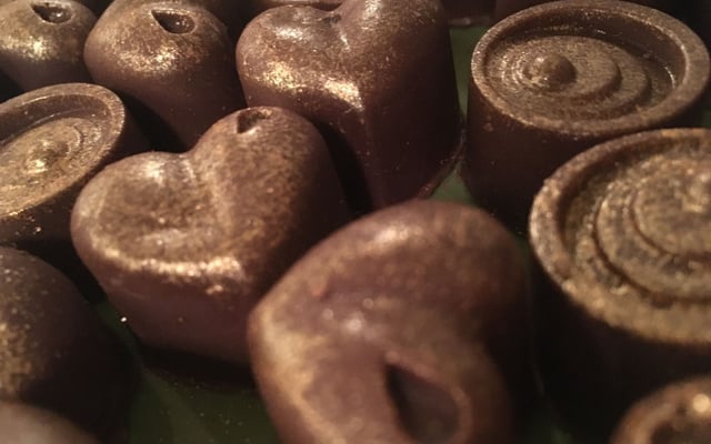 Chocolats noirs fourrés aux pistaches, ganache et coulis de framboise