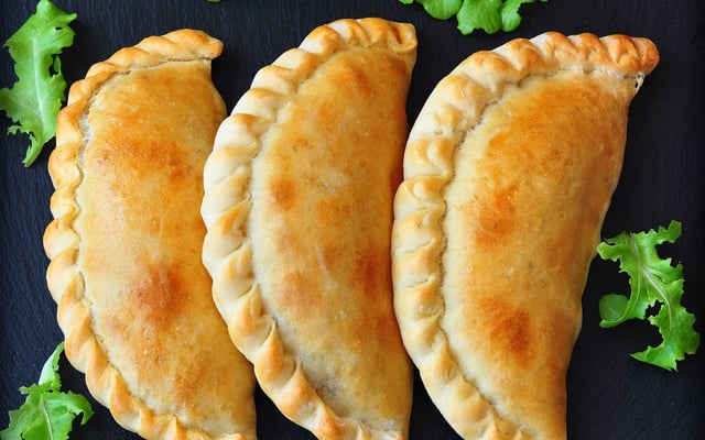 Mini-calzone farcis à la mozzarella, jambon et ricotta