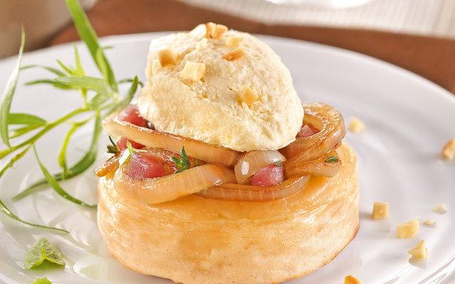 Crumpets façon tartiflette, glace au reblochon et lait de noisette