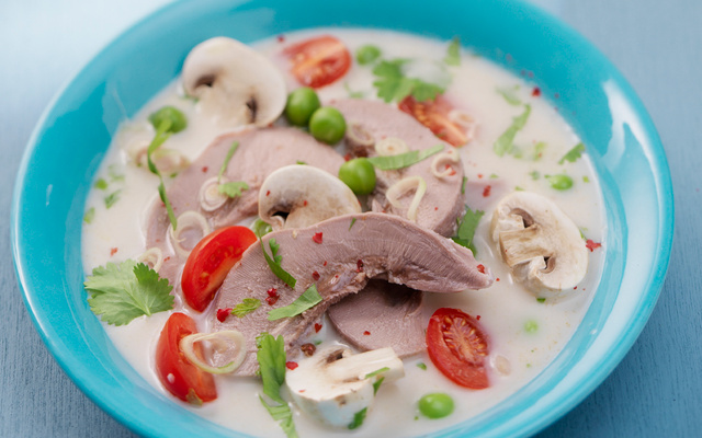 Soupe thaï au lait de coco et langues d'agneau