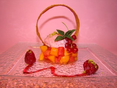 Tartare de melon et pastèque à la confiture melon frmaboise, croustillant à la poudre de pistaches vertes, mousse aux framboises fraiches