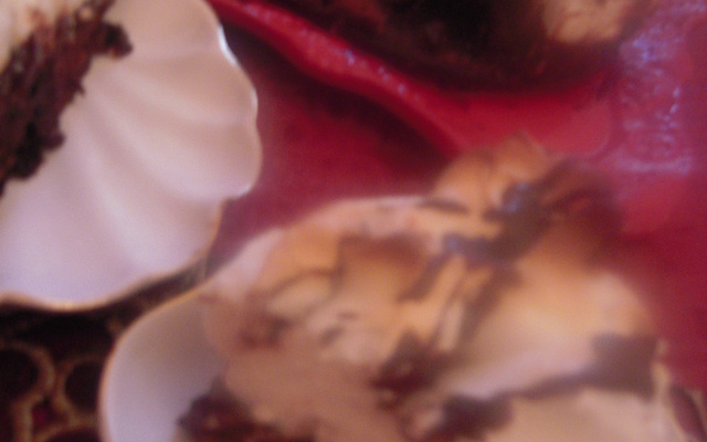 Gâteau au chocolat couronné d'une meringue
