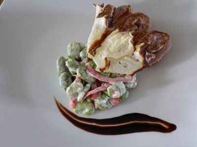Magret de canard sauté, fèves crémeuses à  la Vache qui rit et tuiles aïllées